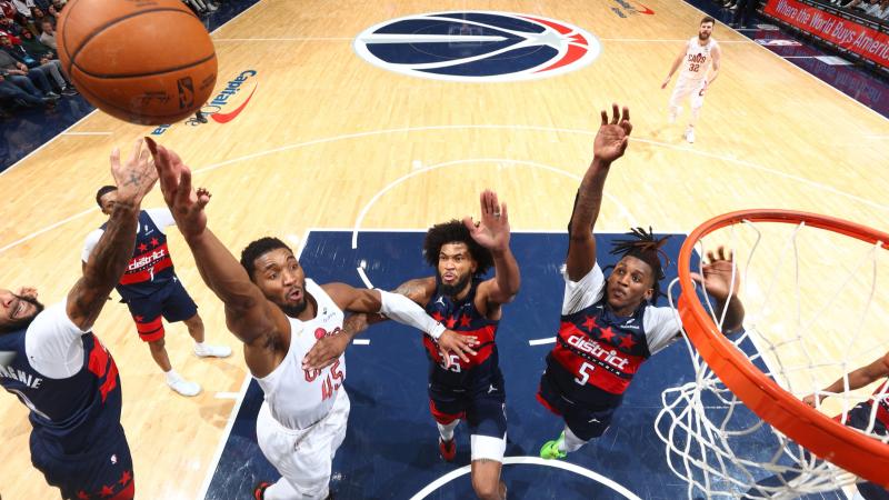 颜骏凌：和范德萨交换了联系方式，在儿时偶像面前踢球是圆梦